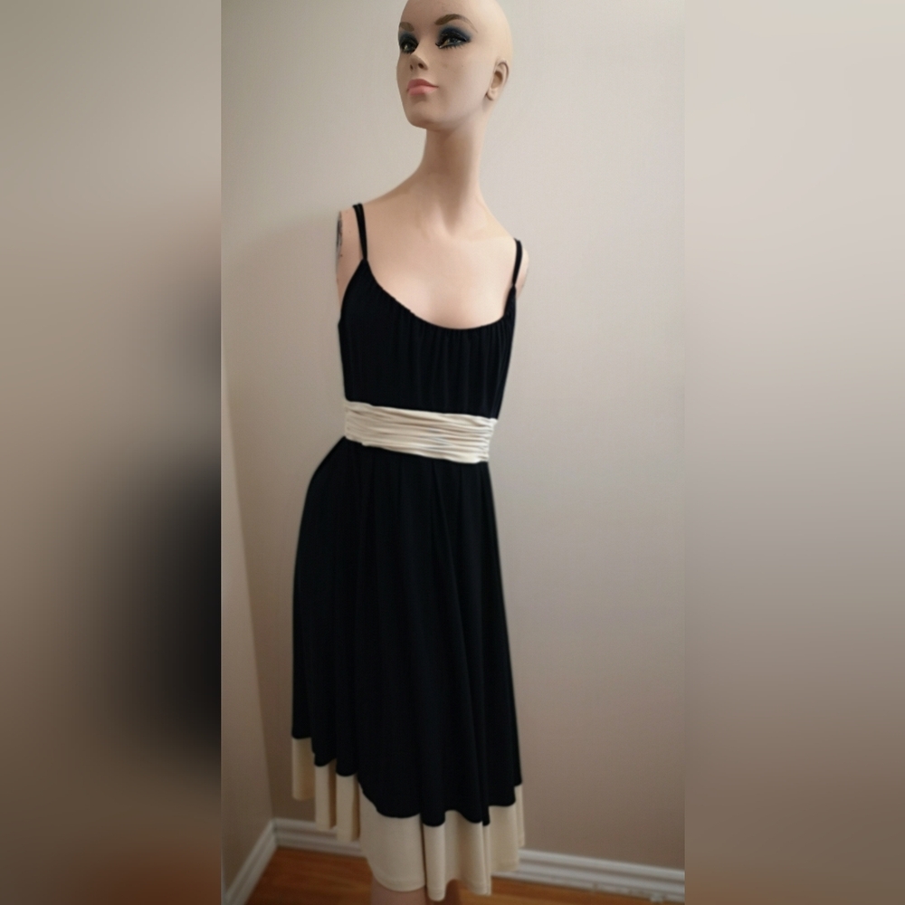 Jones New York Size 8 Black Dress with Cream Accent